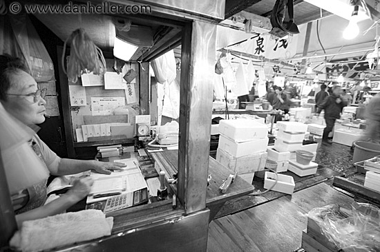 seafood-vendor-3-bw.jpg