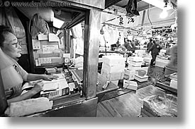 images/Asia/Japan/Tokyo/TsukijiMarket/seafood-vendor-3-bw.jpg