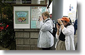 images/Asia/Japan/Tokyo/TsukijiMarket/two-women-shooting.jpg