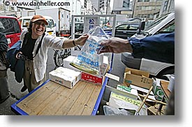 images/Asia/Japan/Tokyo/TsukijiMarket/vegetable-purchase.jpg