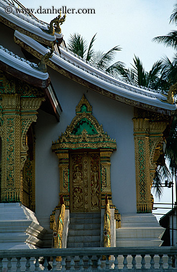 haw_kham-temple-door.jpg