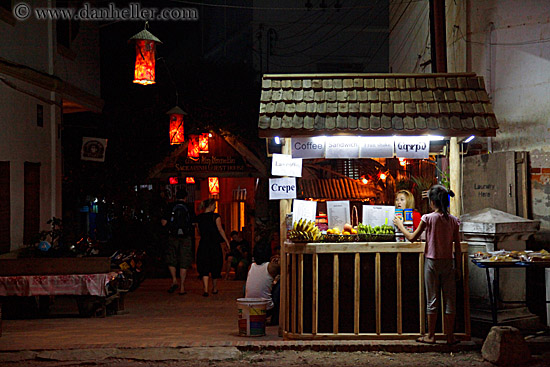 coffee-n-crepe-stand-at-night.jpg