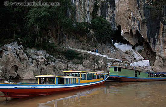 boats-n-cave-entrance-02.jpg