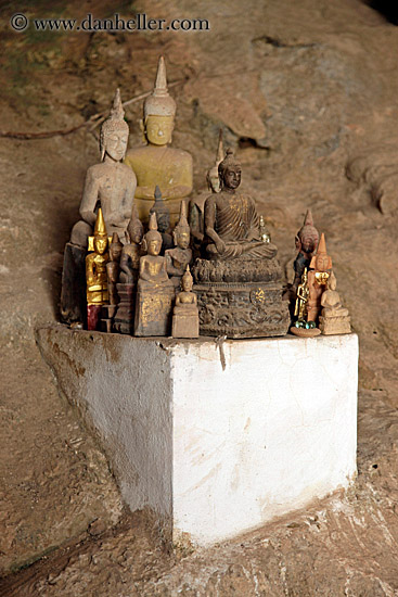 cave-temple-buddha-figurines-10.jpg