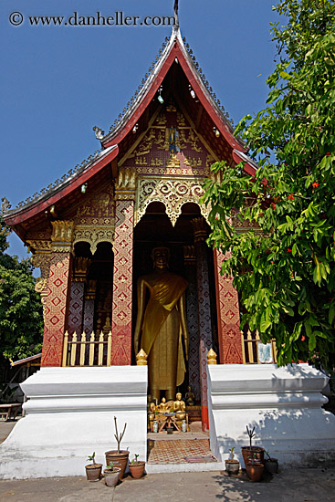 tall-golden-buddha-inside-temple-2.jpg