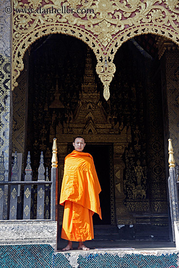 monk-at-temple-gate-1.jpg