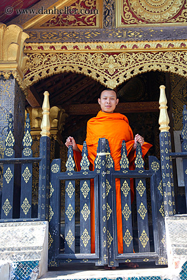 monk-at-temple-gate-3.jpg