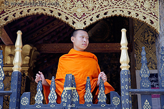 monk-at-temple-gate-4.jpg