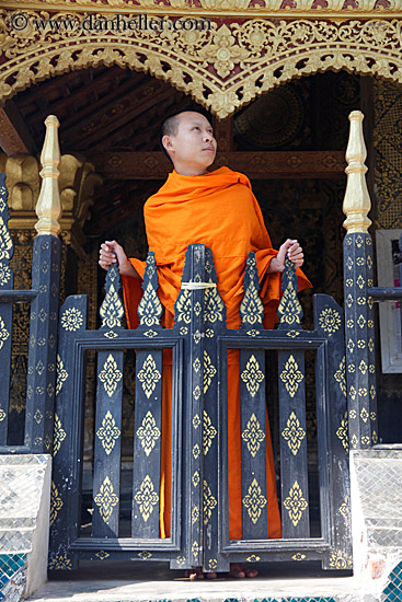 monk-at-temple-gate-5.jpg