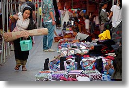 images/Asia/Laos/LuangPrabang/Market/woman-carrying-rolled-mat-02.jpg