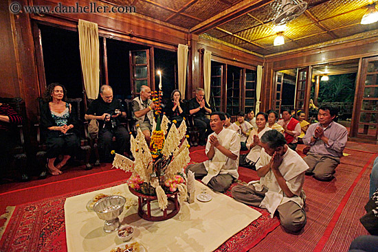 tourists-praying-w-laosians.jpg