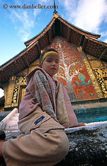 boy-at-xiethong-temple-1.jpg