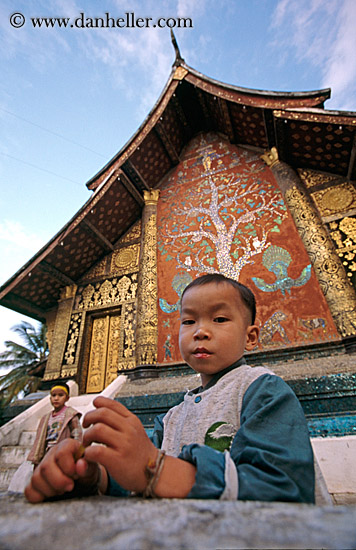 boy-at-xiethong-temple-2.jpg