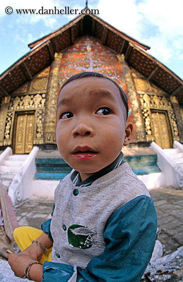 boy-at-xiethong-temple-3.jpg