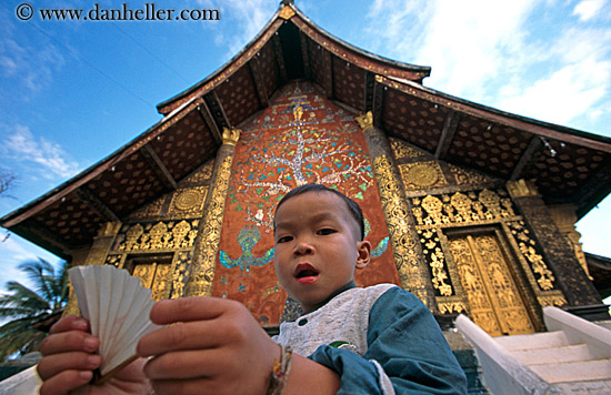 boy-at-xiethong-temple-4.jpg