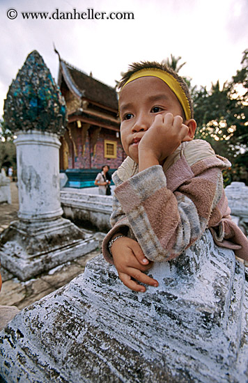 boy-at-xiethong-temple-5.jpg