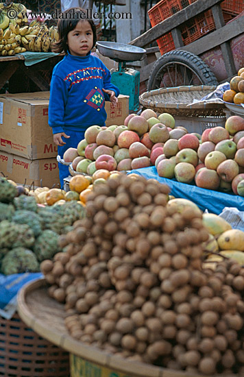 girl-at-apple-stand.jpg