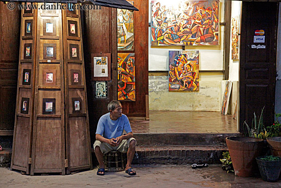 man-sitting-at-art-gallery-3.jpg