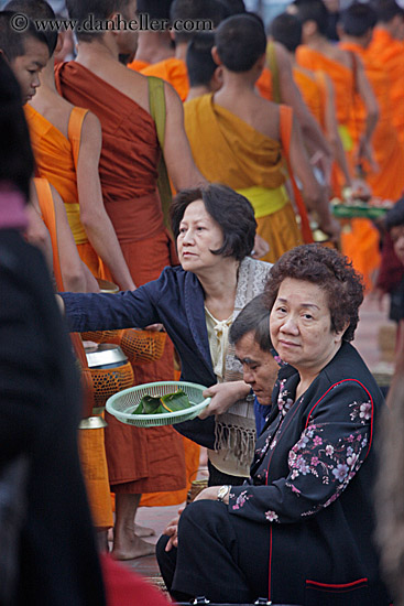 women-giving-alms-03.jpg