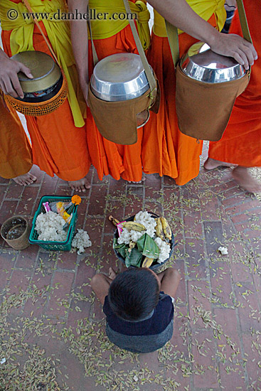 beggar-boy-n-monks-02.jpg