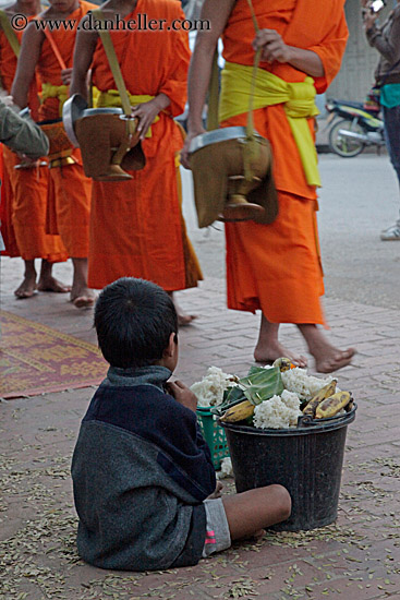 beggar-boy-n-monks-03.jpg