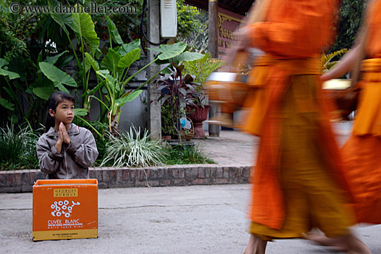 beggar-girl-n-monks-01.jpg