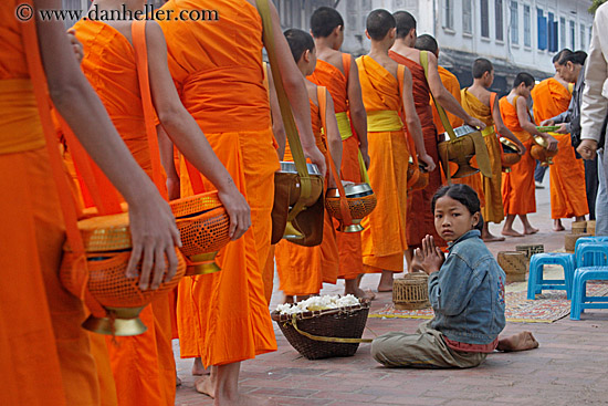 beggar-girl-n-monks-02.jpg