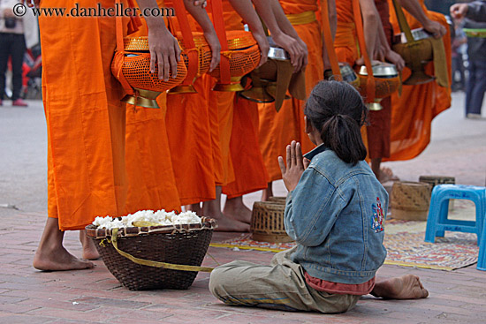 beggar-girl-n-monks-03.jpg