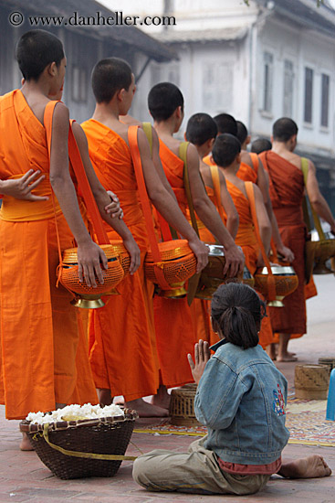 beggar-girl-n-monks-04.jpg