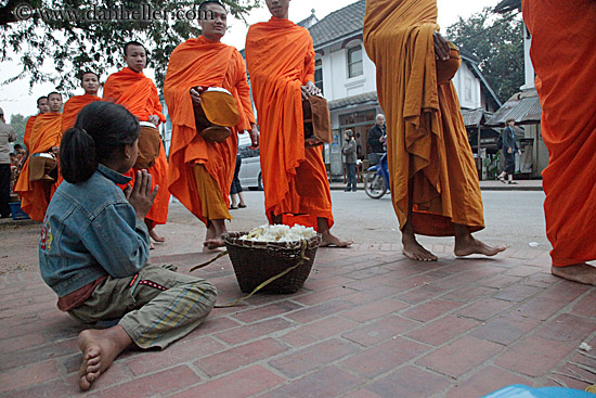 beggar-girl-n-monks-05.jpg