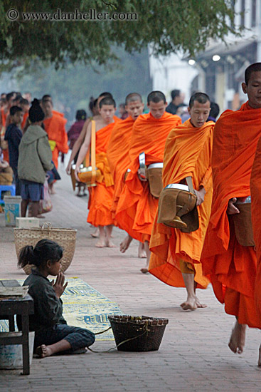 beggar-girl-n-monks-07.jpg