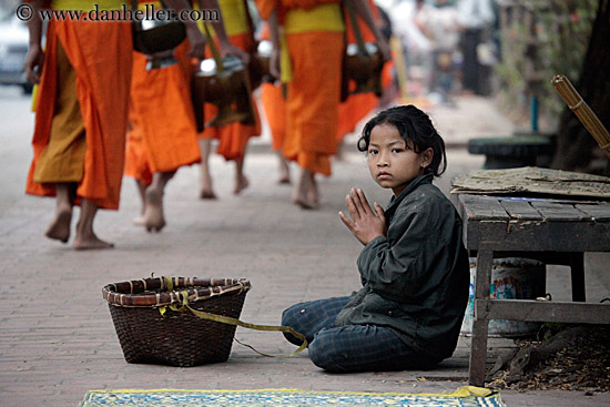 beggar-girl-n-monks-09.jpg