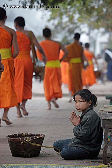 beggar-girl-n-monks-10.jpg