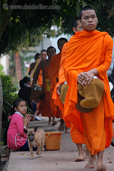 beggar-girl-n-monks-11.jpg