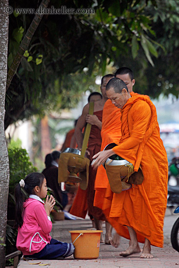 beggar-girl-n-monks-13.jpg