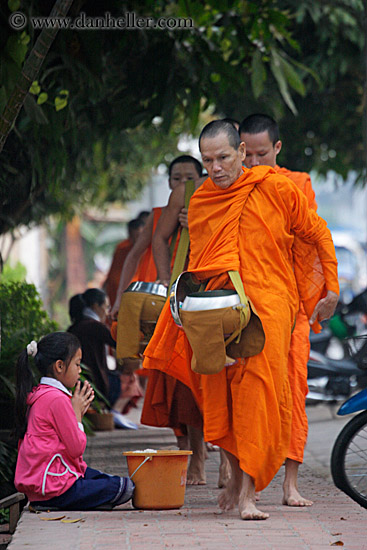 beggar-girl-n-monks-14.jpg