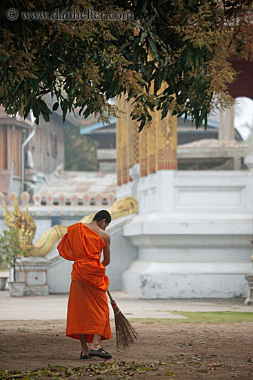 monk-sweeping-02.jpg