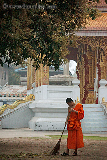 monk-sweeping-03.jpg