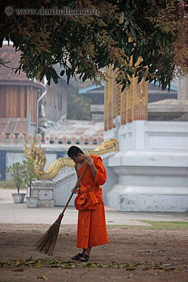 monk-sweeping-04.jpg