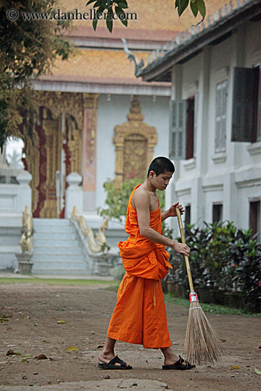 monk-sweeping-06.jpg