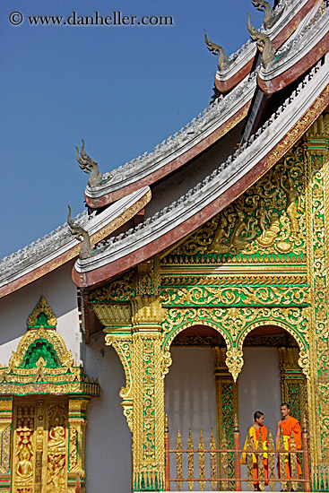 monks-at-palace-temple-1.jpg