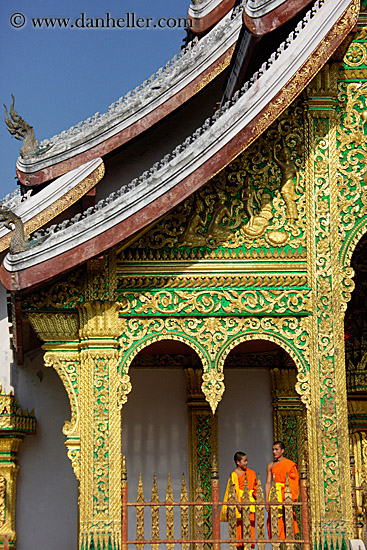 monks-at-palace-temple-2.jpg