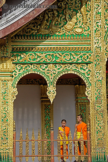 monks-at-palace-temple-3.jpg