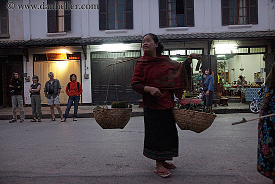 woman-carrying-don_ganh-10.jpg