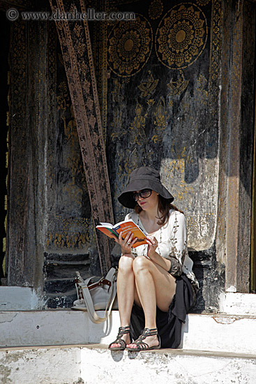 tourist-reading-tour-book-2.jpg