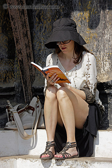 tourist-reading-tour-book-3.jpg