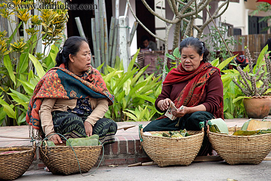 old-women-w-food-baskets-3.jpg