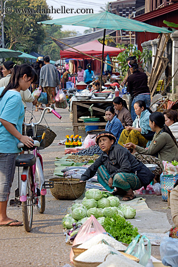 women-selling-produce-in-market-01.jpg