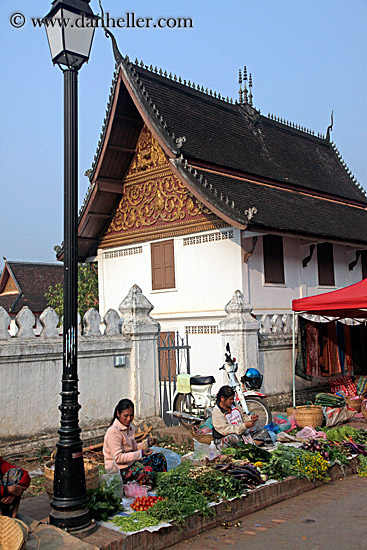 women-selling-produce-in-market-02.jpg