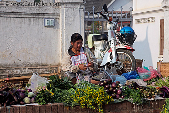 women-selling-produce-in-market-03.jpg